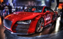 Красный Audi R8 на мировой автовыставке